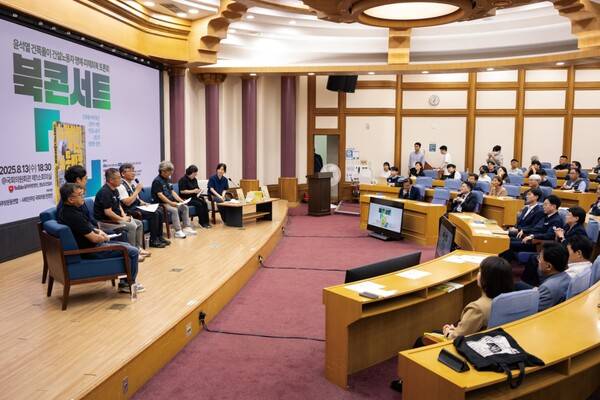 지난 13일 오후 서울 영등포구 여의도동 국회의원회관 제1소회의실에서 〈노가다가 아닌 노동자로 삽니다〉(한겨레출판) 북 콘서트가 열리고 있다. /한창민 국회의원실