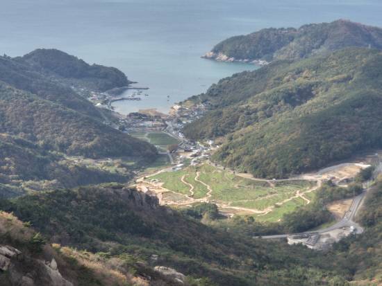 2025년 농촌체험휴양 스타마을 20선'에 선정된 남해군 상주면 두모마을과 다랭이논 전경.