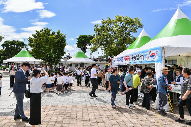 영주시노인복지관 앞 광장에서 태극기 나눔 행사가 진행 되고 있다. /영주시 제공