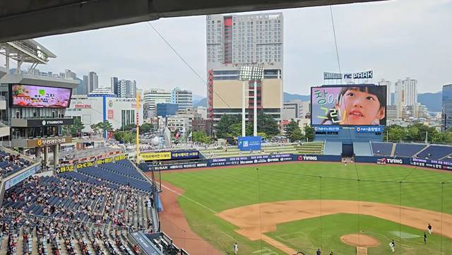 경남 창원시 농수특산물 통합브랜드 ‘창에그린’ 광고가 창원NC파크 전광판에 상영되고 있다. 창원시 제공