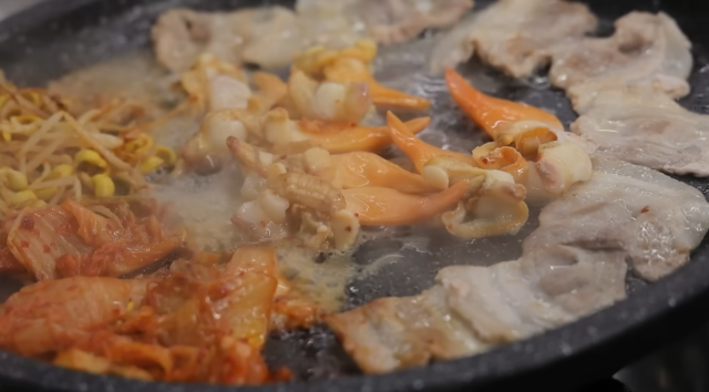 갈미조개와 삼겹살을 함께 먹는 '갈삼구이'. 유튜브 쯔양 캡처