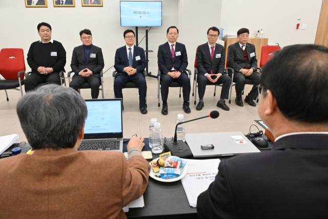 22대 국회의원 선거를 앞둔 2024년 2월 17일 서울 여의도 국민의힘 중앙당사에서 부산 중구 영도구의 공천 면접이 진행되고 있다. 최홍배(오른쪽부터), 최영훈, 조승환, 이재균, 박성근, 강성운 예비후보. 연합뉴스