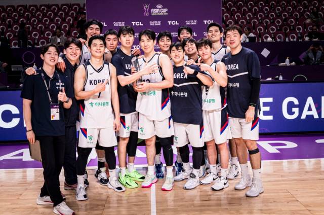 한국 남자 농구대표팀이 지난 12일 사우디아라비아 제다에서 열린 2025 FIBA 아시아컵 8강진출전 괌과의 경기에서 승리한 뒤 기념 촬영을 하고 있다./FIBA/