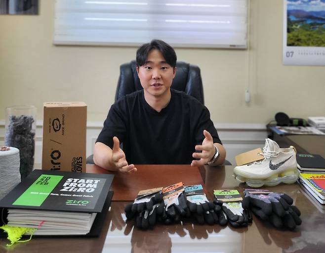 대구 달서구 성서산업단지 <주>지로에서 이영준 대표가 자사 제품에 대해 설명하고 있다. 이승엽기자