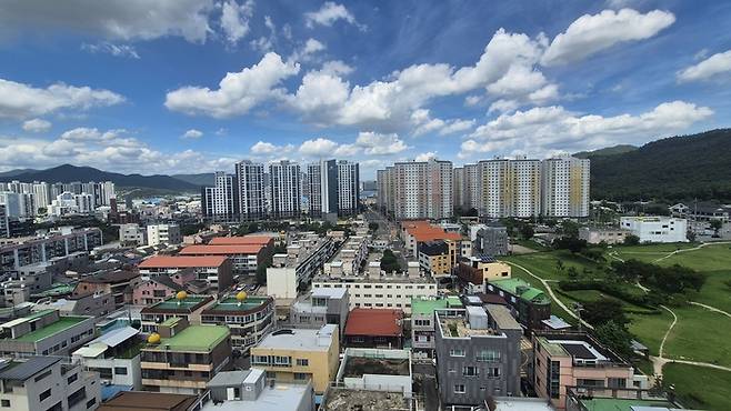 수도권에 1주택을 보유한 사람이 추가로 주택을 매입해도 1주택자로 인정받게 되는 정부의 '세컨드홈' 세제 특례가 경주 등 전국 인구감소관심지역 9곳으로 확대된다. 사진은 경주시 황성·용강동 주거단지 일대 모습. 장성재기자