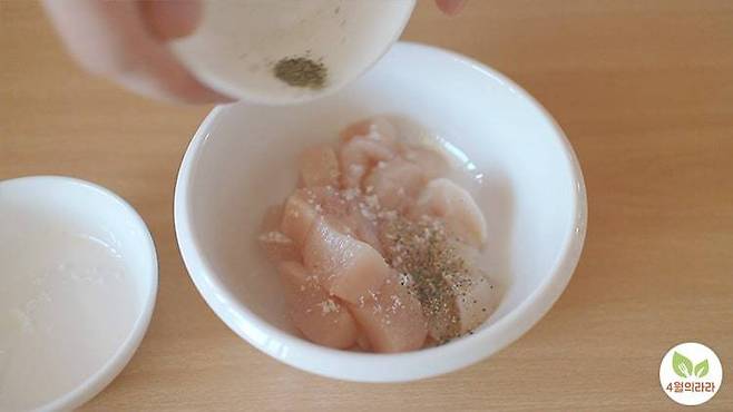 닭가슴살에 밑간을 하는 모습