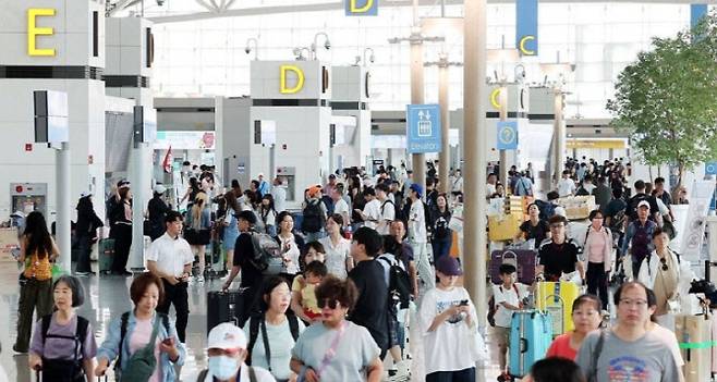 인천국제공항 1터미널 면세구역이 해외여행을 떠나는 여행객들로 북적이고 있다.(사진=연합뉴스)