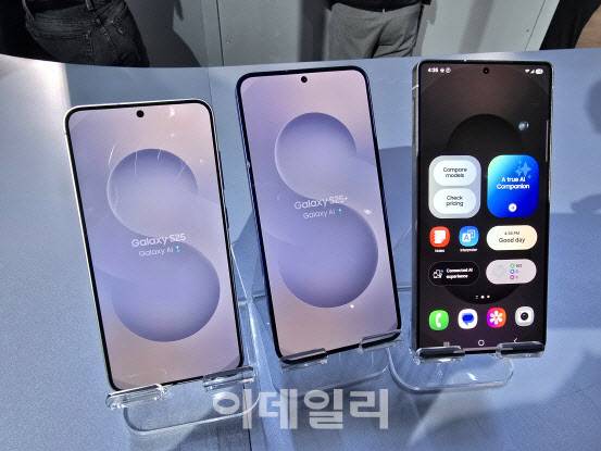 2025년 1월 22일(현지시간) 오전 3시 미국 캘리포니아주 샌프란시스코 새너제이 SAP센터에서 열린 ‘갤럭시 언팩 2025’ 행사장에 갤럭시S25(좌측부터 일반·플러스·울트라)가 전시돼 있다(사진=윤정훈 기자)
