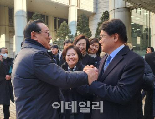 송철호 전 울산시장(왼쪽)과 황운하 조국혁신당 원내대표가 지난 2월 4일 서울 서초구 서울고등법원에서 열린 ‘청와대 하명수사 및 선거개입 의혹’ 선고에서 무죄를 선고 받은 후 손을 마주 잡고 있다. (사진=백주아 기자)
