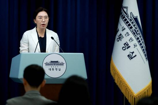 강유정 대통령실 대변인이 14일 서울 용산 대통령실 청사에서 15일 예정된 국민임명식 등 현안 브리핑을 하고 있다. (사진=연합뉴스)