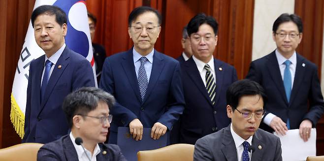 구윤철 부총리 겸 기획재정부 장관과 관계장관들이 14일 오전 서울 종로구 정부서울청사에서 열린 경제관계장관회의에 참석하고 있다. (사진=뉴시스)