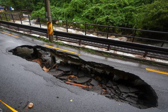 서울 곳곳에 호우주의보가 내린 13일 서울 강북구 도선사 진입로에 집중호우로 인한 땅 꺼짐 현상이 발생해 도로가 무너져 있다.(사진=연합뉴스)