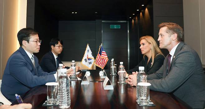 여한구 산업통상자원부 통상교섭본부장(맨 왼쪽)이 14일 서울 플라자호텔에서 방한한 베스 반듀인(오른쪽 뒤), 리처드 맥코믹(오른쪽 앞) 미국 공화당 소속 하원의원과 면담하고 있다. (사진=산업부)