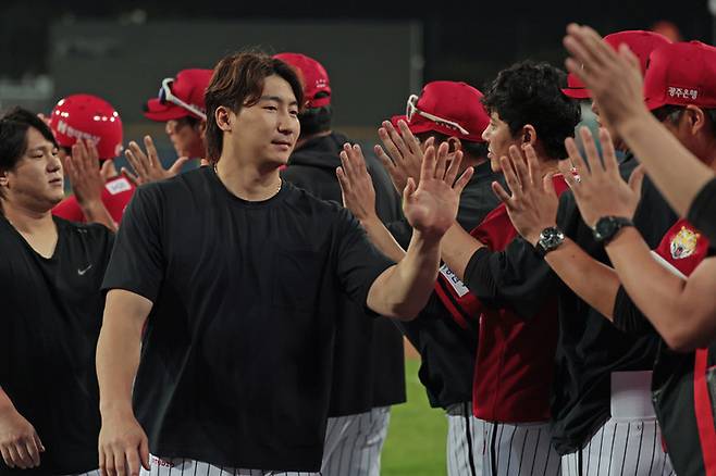 경기를 마친 후 코치진과 하이파이브하는 KIA 타이거즈 니성범