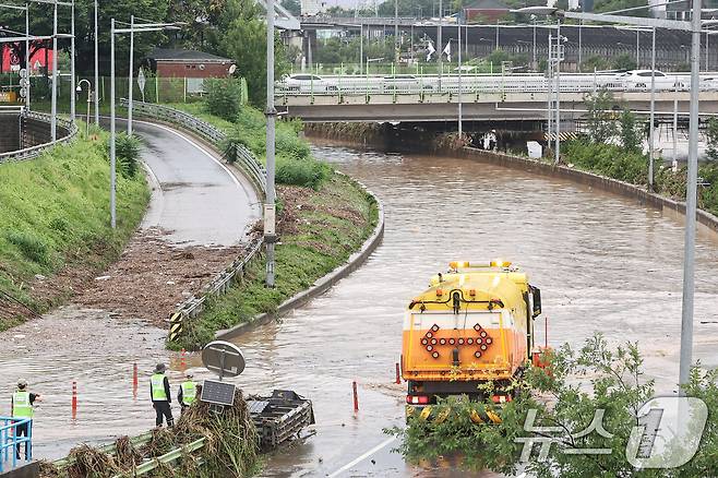 서울 동북·서북권에 호우경보가 발령된 13일 서울 노원구 월계동을 지나 흐르는 중랑천이 범람해 동부간선도로 통행 복구작업이 실시되고 있다. 2025.8.13/뉴스1 ⓒ News1 민경석 기자