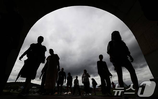 13일 오후 경기 수원시 팔달구 수원화성 창룡문에서 바라본 하늘이 비구름으로 인해 흐린 모습을 보이고 있다. 이날 경기북부 지역에 많은 비가 내리면서 시민이 고립되고 전철 운행이 중단되는 등 피해가 속출했다. 경기도는 낮 12시를 기해 호우 대비 재난안전대책본부 비상 2단계를 긴급 발령하고 호우 대응 강화에 나섰다. 2025.8.13/뉴스1 ⓒ News1 김영운 기자