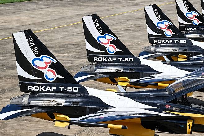 광복 80년을 맞아 기념 엠블럼을 부착한 블랙이글스 T-50B 항공기.(공군 제공)