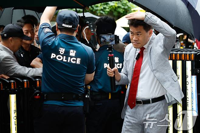 전한길 전 한국사 강사가 14일 오전 서울 여의도 국민의힘 중앙당사에서 열린 중앙윤리위원회 회의에 출석하고 있다. 윤리위는 이날 회의를 열고 지난 대구·경북 합동 연설회에서 일부 후보를 향해 '배신자'라고 연호하며 소란을 일으킨 전 씨에 대한 징계 수위를 확정할 예정이다. 2025.8.14/뉴스1 ⓒ News1 안은나 기자