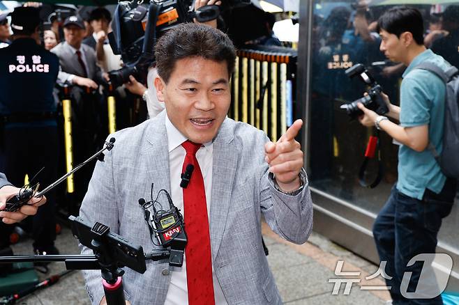 전한길 전 한국사 강사가 14일 오전 서울 여의도 국민의힘 중앙당사에서 열린 중앙윤리위원회 회의에 출석하고 있다. 2025.8.14/뉴스1 ⓒ News1 안은나 기자