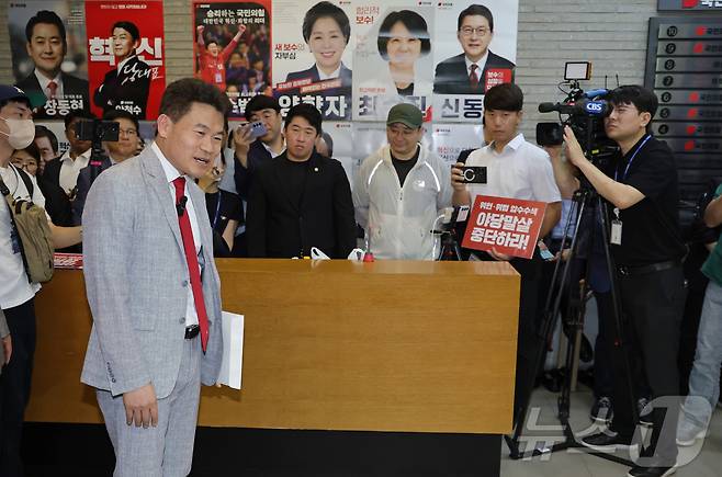 전한길 전 한국사 강사가 14일 오전 서울 여의도 국민의힘 중앙당사에서 열린 중앙윤리위원회 회의에 출석하고 있다. 2025.8.14/뉴스1 ⓒ News1 안은나 기자