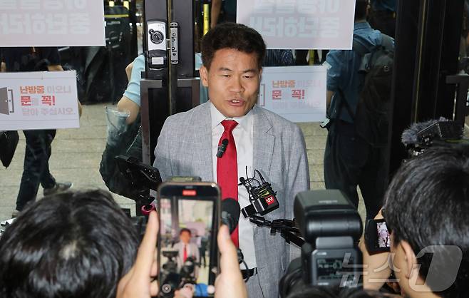 전한길 전 한국사 강사가 14일 오전 서울 여의도 국민의힘 중앙당사에서 열린 중앙윤리위원회 회의에 출석하기 전 입장을 밝히고 있다. 2025.8.14/뉴스1 ⓒ News1 안은나 기자
