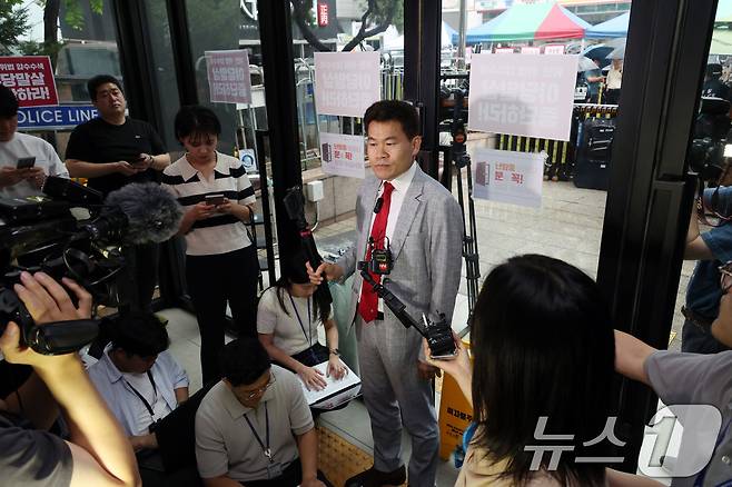 전한길 전 한국사 강사가 14일 오전 서울 여의도 국민의힘 중앙당사에서 열린 중앙윤리위원회 회의에 출석하며 입장을 밝히고 있다. (공동취재)2025.8.14/뉴스1 ⓒ News1 안은나 기자