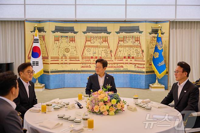 이재명 대통령이 17일 서울 한남동 관저에서 우원식 국회의장, 김민석 국무총리와 만찬에 앞서 환담을 나누고 있다. (대통령실 제공. 재판매 및 DB금지) 2025.7.17/뉴스1 ⓒ News1 이재명 기자