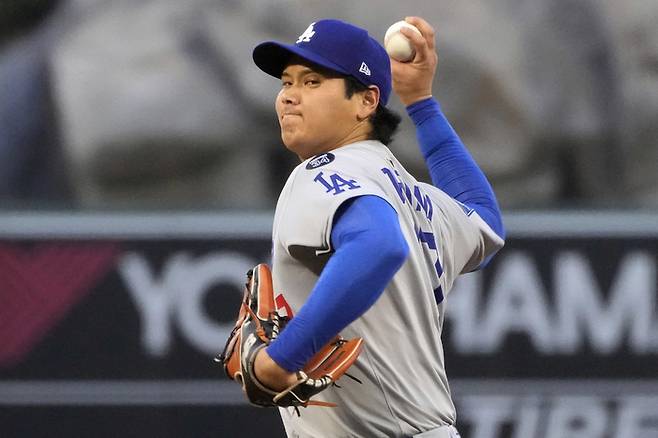 LA 다저스 오타니 쇼헤이가 14일(한국시간) 미국 캘리포니아주 애너하임 에인절 스타디움에서 열린 2025 메이저리그(ML) LA 에인절스와 경기에 선발투수 겸 1번 타자로 출전해 역투 하고 있다. 사진 | 애너하임=AP연합뉴스