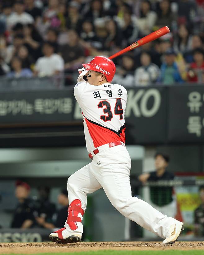 KIA 최형우가 광주-기아 챔피언스 필드에서 열린 2025 KBO리그 키움전에서 5회말 홈런을 터뜨리고 있다. 사진 | KIA 타이거즈