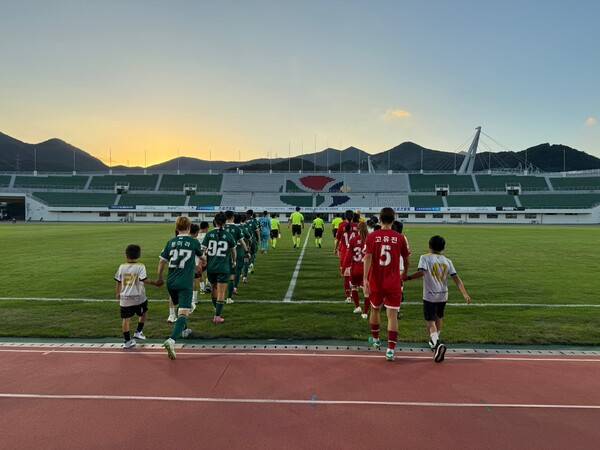 Gyeongju Hansuwon WFC (photo left) is in the lead. /Photo = Korean Women's Football Federation