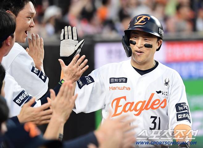 2회 리베라토 2루타 때 득점에 성공한 손아섭.