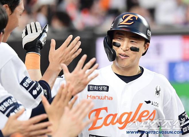 이제 적응을 마쳤다는 손아섭. 2회 득점 후 동료들과 하이파이브를 나누고 있는 손아섭.