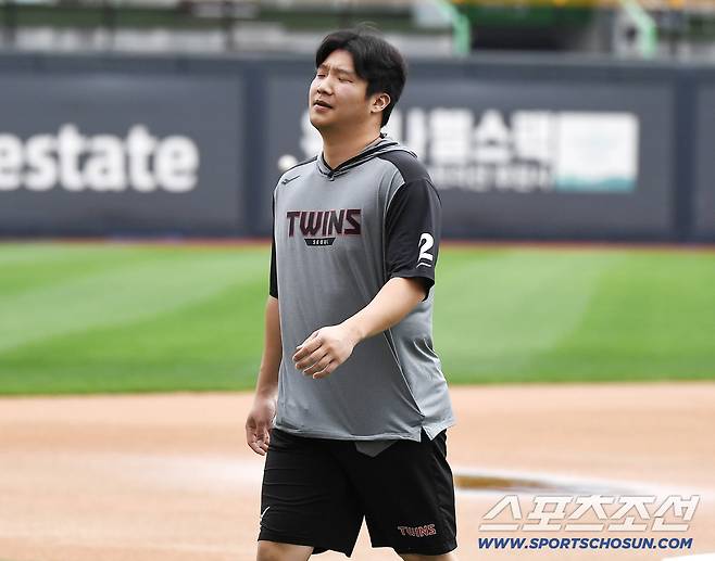 14일 수원 KT위즈파크에서 열린 예정이던 LG-KT전이 그라운드 사정으로 취소됐다. LG 문보경이 그라운드 상태를 살핀 후 아쉬워하고 있다./