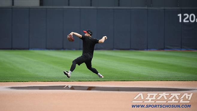 LG 선수들은 외야에서 캐치볼과 러닝 훈련을 소화했다.