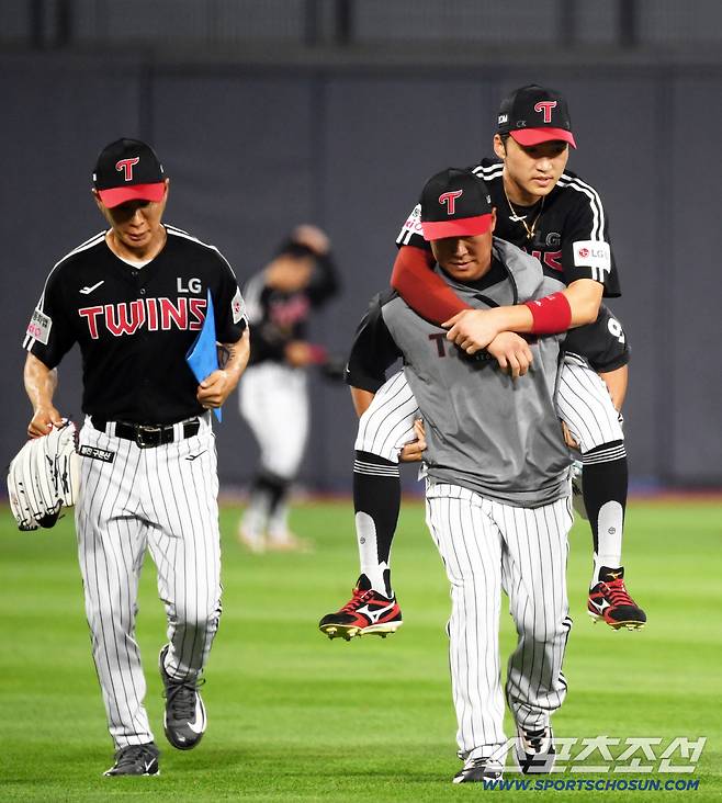12일 수원KT위즈파크에서 열린 KBO리그 KT 위즈와 LG 트윈스의 경기. 8회말 2사 1,2루 KT 오윤석 타구를 잡기 위해 몸을 던졌던 LG 중견수 박해민이 부상을 당한 뒤 교체되고 있다. 수원=박재만 기자 pjm@sportschosun.com/2025.08.12/