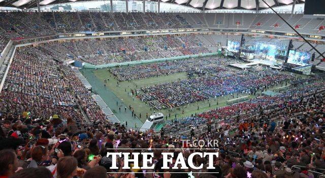 해외 K팝 팬은 물리적인 거리와 비용 등으로 인해 팬미팅이나 콘서트에 참석하기 쉽지 않다. 대신 실물 음반을 찾는 경향이 강하다./더팩트DB