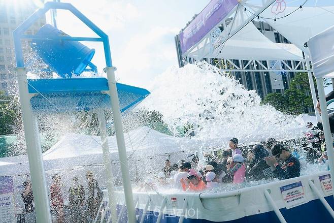 워터비치존에서 물놀이를 즐기는 사람들&nbsp;/ 사진-서울관광재단