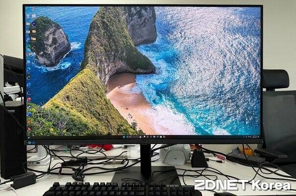 삼성전자 뷰피니티 S8 37형 모니터. (사진=지디넷코리아)