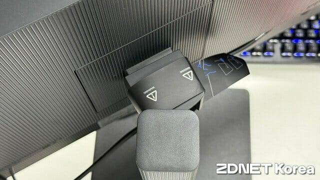 좌우 각도는 최대 30도로 조절 가능하다. (사진=지디넷코리아)