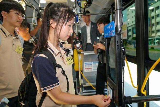 13일 제주시 삼다공원에서 열린 청소년 대중교통 무료이용 개통식 후 청소년들이 버스 시승을 해보고 있다. 제주도