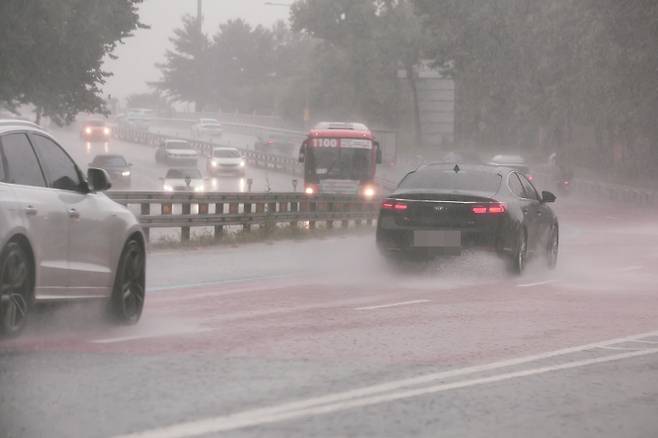서울·인천·경기 최대 200mm 퍼붓는다… 출근길 침수 유의 [오늘날씨]= 목요일인 오늘(14일) 날씨는 중부지방은 대체로 흐리겠고, 남부지방과 제주도는 가끔 구름 많겠다. 중부지방에 비가 내리겠으나, 오후(12~18시)부터 밤(18~24시) 사이 소강상태를 보이는 곳이 있겠다. 오후(12~18시)에 남부내륙과 제주도산지에는 5~40mm 내외의 소나기가 내릴 것으로 전망된다.예상 강수량은 △서울.인천.경기, 서해5도 50~150mm(많은 곳 200mm 이상) △강원내륙.산지 30~100mm(많은 곳 강원중.북부내륙 150mm 이상) △강원북부동해안 10~40mm △강원중.남부동해안 5~20mm △충남북부, 충북중.북부 30~80mm(많은 곳 충남북부 100mm 이상) △대전.세종.충남남부, 충북남부 5~40mm △전북동부내륙, 광주.전남 5~40mm △대구.경북, 울산.경남내륙 5~40mm로 관측된다.©서울, 서울날씨, 오늘날씨, 내일날씨