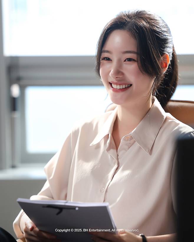 드라마 ‘에스콰이어’ 정채연 포스터 촬영 현장 비하인드컷 (제공: BH엔터테인먼트)