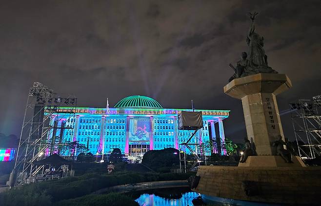 지난 13일 밤 서울 여의도 국회에서 제80주년 광복절 전야제 행사 준비로 관계자들이 분주히 움직이고 있다. /남강호 기자