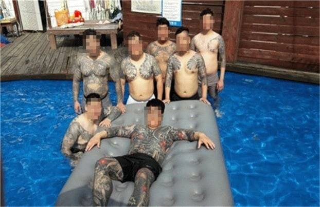 신남부동파 조직원들이 단합을 도모하며 여름 야유회를 즐기고 있다./서울경찰청 형사기동대