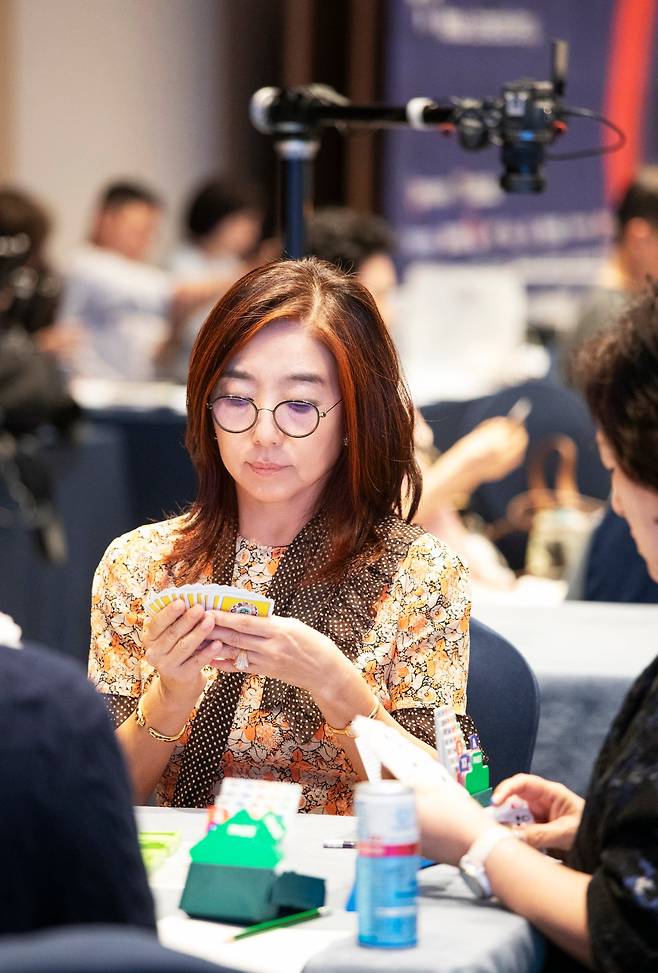 김혜영 협회 회장이 경기 중 카드를 분석하며 전략을 구상하는 모습. /한국브리지협회 제공