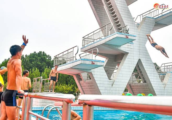 북한 노동당 기관지 노동신문은 지난 3일 "당의 은정속에 마련된 문화휴식터마다에서 인민의 기쁨 넘친 웃음소리 울려퍼진다＂며 원산갈마해안관광지구를 비롯한 여러 물놀이장을 소개했다. /노동신문 뉴스1