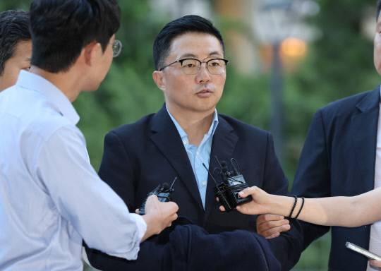 김건희 여사 일가의 '집사'로 지목된 김예성씨가 지난 12일 귀국 직후 인천국제공항에서 체포돼 서울 종로구 김건희특검 사무실로 들어서며 취재진의 질문에 답하는 모습.  연합뉴스