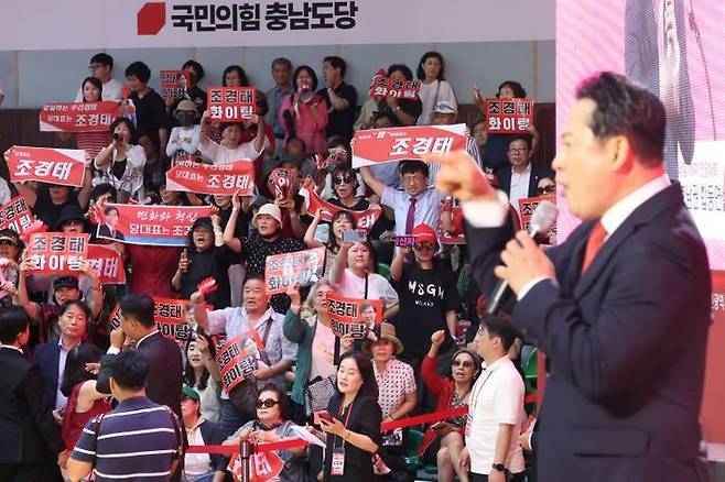 지난 13일 오후 대전광역시 서구 배재대학교에서 열린 국민의힘 충청·호남권 합동연설회에서 조경태 당대표 후보 지지자들이 연설하는 장동혁 후보에게 항의하고 있다. ⓒ뉴시스
