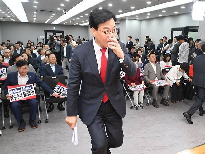 송언석 국민의힘 비상대책위원장 겸 원내대표가 14일 오전 서울 여의도 중앙당사에서 열린 긴급 의원총회에서 발언을 하기 위해 연단에 오르고 있다. ⓒ뉴시스