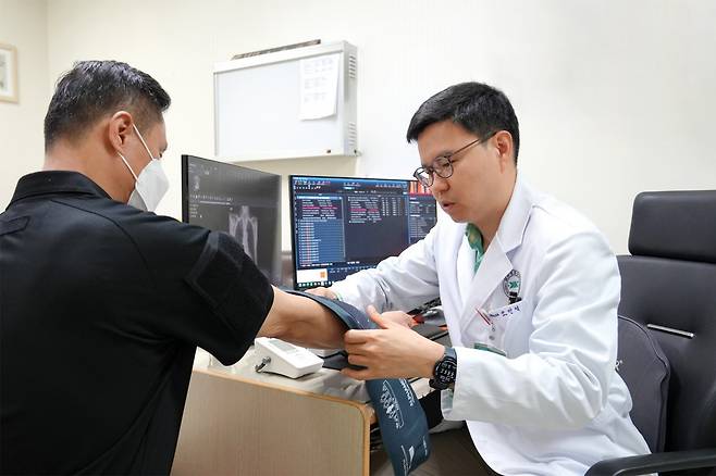 오민석 분당제생병원 심장혈관내과 과장(오른쪽)이 기립성 저혈압으로 의심되는 환자의 혈압을 측정하고 있다. 분당제생병원 제공